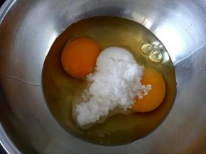 制作布丁馅，先将鸡蛋和白砂糖搅拌均匀