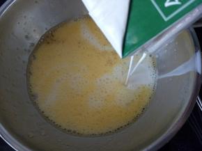 倒入牛奶搅拌均匀