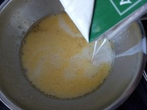 倒入牛奶搅拌均匀