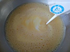 倒入淡奶油搅拌均匀