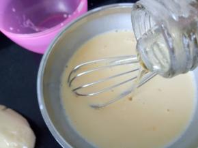 倒入蜂蜜搅拌均匀，放一旁备用