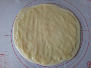 把油酥放油皮上也擀开，擀不开的话用合适的工具平铺到油皮上，注意要铺均匀