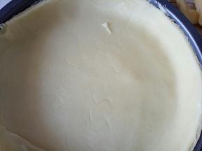 将周围多余的酥皮割掉