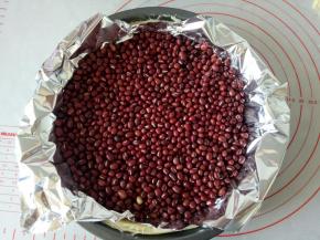 酥皮上铺一张锡纸，放上豆子