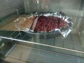 送入预热好的烤箱，170度中层烤25分钟，烤至10分钟的时候将豆子拿掉继续烤