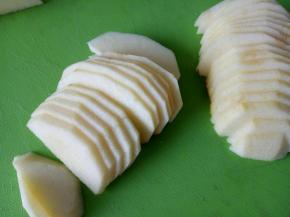 快酥皮快好的时候将苹果去皮，切片