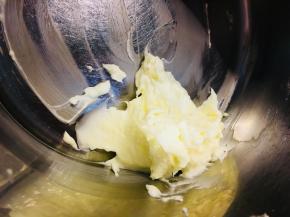 先制作彩绘面糊。黄油软化打顺，加入玉米油充分搅拌