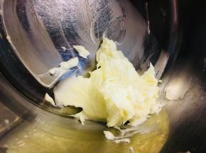 先制作彩绘面糊。黄油软化打顺，加入玉米油充分搅拌