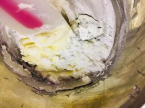 加入糖粉，搅拌均匀。