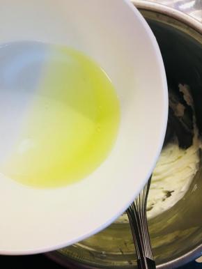 蛋清要常温的，分次加入面糊中。无需打发，然后筛入低粉。