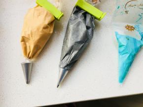 搅拌好后，根据你需要的颜色。加入色素搅拌好后装入裱花袋。