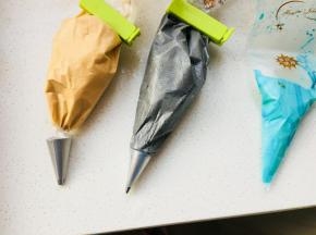 搅拌好后，根据你需要的颜色。加入色素搅拌好后装入裱花袋。
