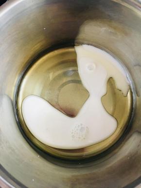 蛋糕主体，玉米油，牛奶放入容器中。充分搅拌乳化。