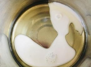 蛋糕主体，玉米油，牛奶放入容器中。充分搅拌乳化。