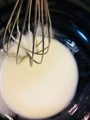 搅拌至表面没有明显油花，质地略粘稠，完成乳化。