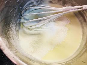 筛入低粉，Z字型搅拌均匀。