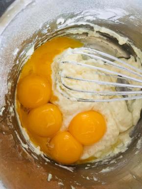 加入蛋黄，4个蛋黄大概80克