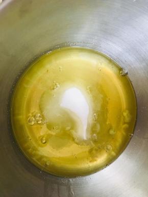 蛋白中加入全部的糖和柠檬汁打发