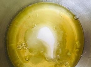 蛋白中加入全部的糖和柠檬汁打发
