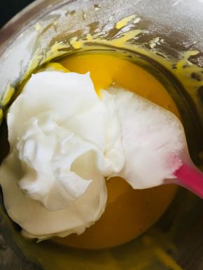 取三分之一蛋白放入蛋黄糊中。翻拌均匀。