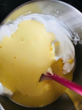 搅拌均匀后，将蛋黄糊全部倒回蛋白中。搅拌均匀。