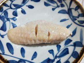 买回来的鸡翅首先用清水洗干净，之后再用刀在鸡翅身上划几刀