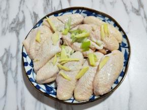 依次做好，加入切好的葱姜。