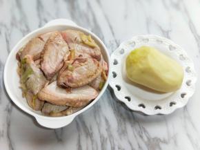 戴上食品手套抓拌均匀，腌制约45分钟，土豆去皮。