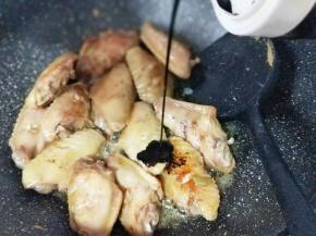 再加入生抽，翻炒至均匀。