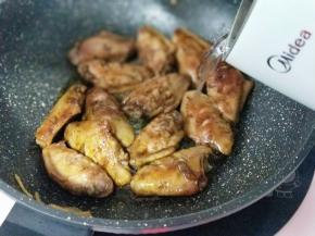 再加入开水，没过鸡翅就可以。