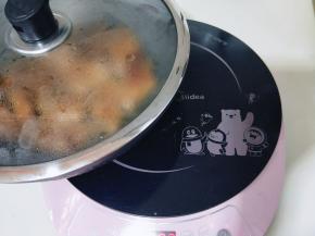 盖上盖子，焖煮5分钟。