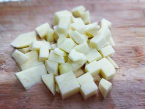 土豆切小块。