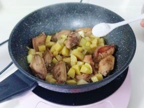 按个人口味加入盐，轻轻翻炒均匀。