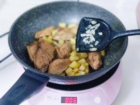 再加入冰糖，小火力2分钟即可关火。