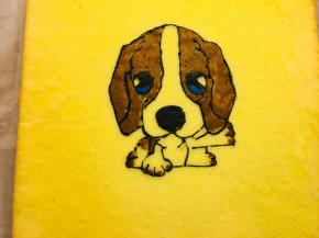 出炉后震荡烤盘，倒扣在凉架上，去一张油纸覆盖在蛋糕上翻面，撕去油纸。