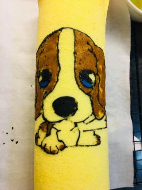 奶油打发，涂抹在蛋糕上，中间涂的凸起一些。收口底部相遇完成卷的过程。包裹油纸，放入冰箱冷藏定型。