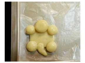 4个小圆做乌龟小短腿，1个大圆做头，再加一条小尾巴