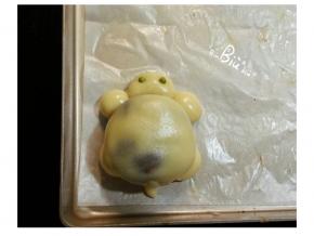 加入绿豆做眼睛，50克皮包馅捏圆再压扁一点做身体
