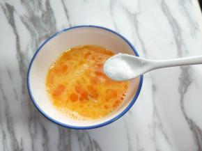 蛋液中加入盐。