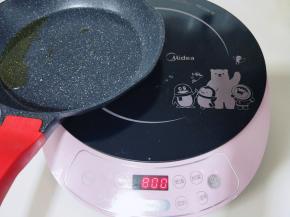 将电磁炉连接电源，平底锅中倒入食用油。