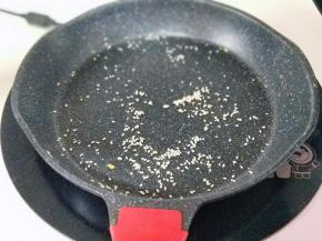 另起油锅，加入白芝麻炒香。