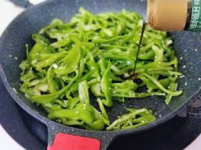 再加入青椒丝翻炒，加入生抽。