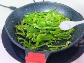 按个人口味加入盐翻炒均匀。