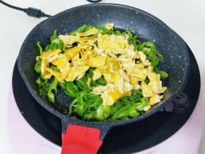 再把提前煎好的鸡蛋加入。