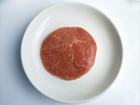 牛排从冷冻室取出，室温解冻。