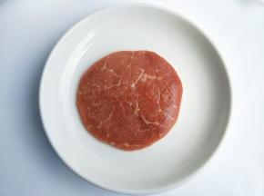 牛排从冷冻室取出，室温解冻。