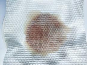 用厨房纸把牛排表面的血水吸干净。