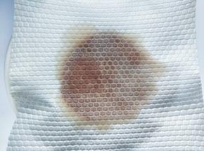 用厨房纸把牛排表面的血水吸干净。