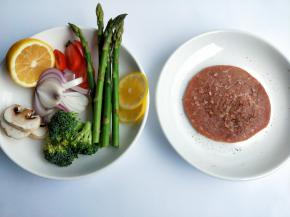 然后两面撒上胡椒粉跟盐，腌十分钟。中途把菜洗干净，切好。