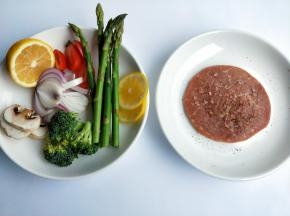 然后两面撒上胡椒粉跟盐，腌十分钟。中途把菜洗干净，切好。